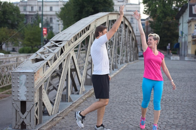 coppia di amici che fanno jogging si congratulano e sono felici di finire il loro allenamento mattutino