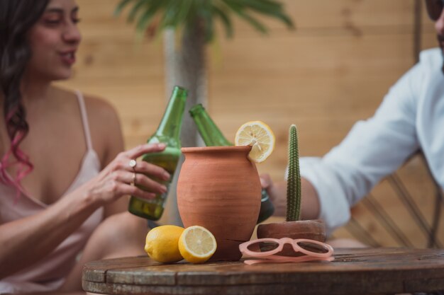 Coppia di amici messicani che bevono birra durante le vacanze estive