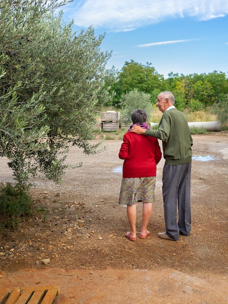 Coppia di anziani che camminano in campagna