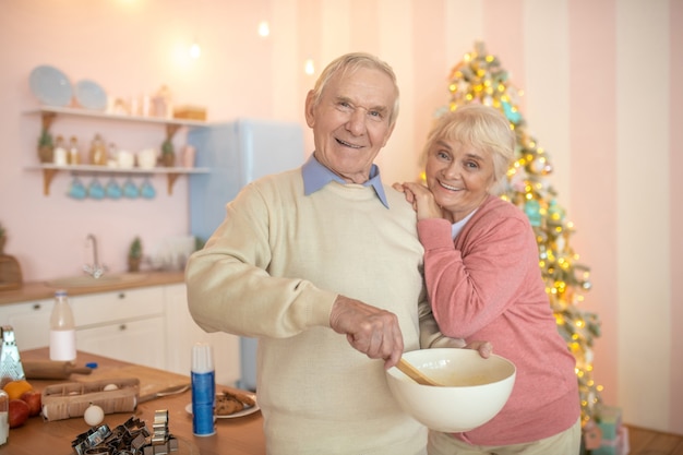 Coppia di anziani che cucinano in cucina