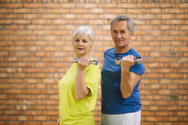 Coppia di anziani che lavora in palestra