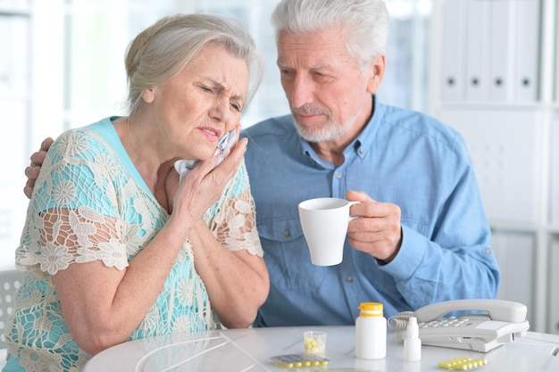 Coppia di anziani con le pillole