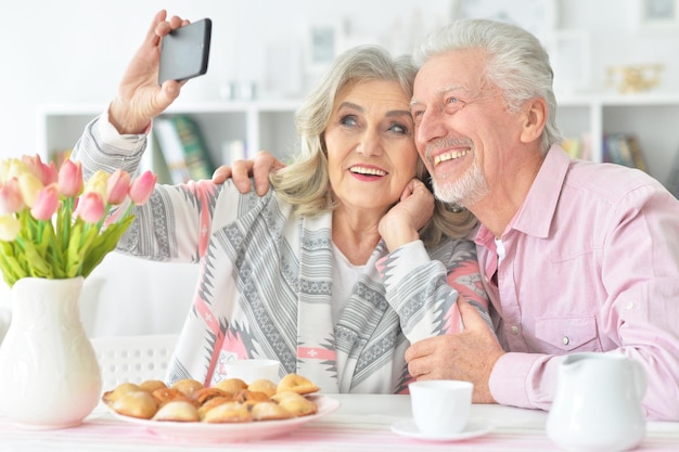 Coppia di anziani facendo colazione