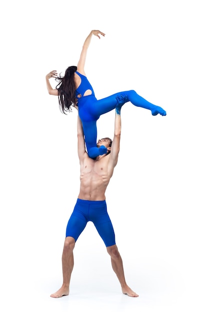 Coppia di ballerini moderni arte contemp danza combinazione blu e bianca di emozioni