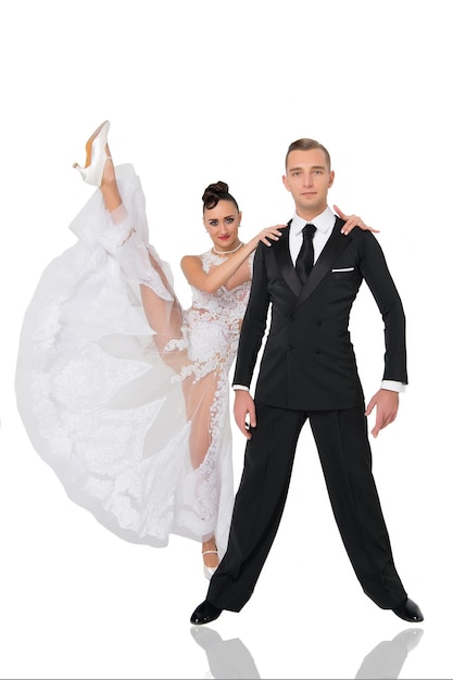 Coppia di ballo da sala in una posa di ballo isolata su priorità bassa bianca. sensuali ballerini professionisti che ballano walz, tango, slowfox e quickstep