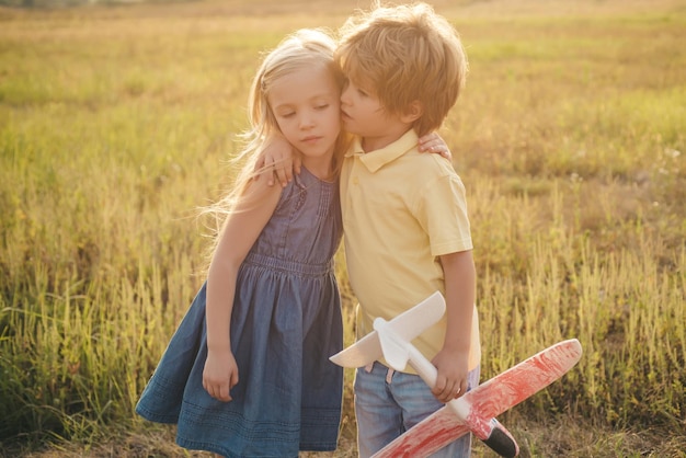 Coppia di bambini divertenti nel parco autunnale Primo amore Emozioni umane prima amore per i bambini Romantico e amore