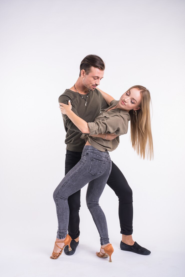Coppia di bellezza danza danza sociale. Kizomba o bachata o semba o taraxia, su sfondo bianco. Concetto di danza sociale.