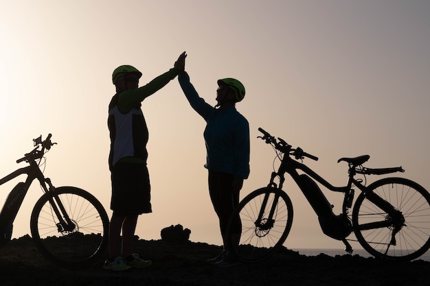 Coppia di due anziani insieme che danno cinque e si allenano per essere uno stile di vita sano e in forma - persone mature attive