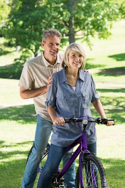 Coppia di equitazione in bicicletta nel parco