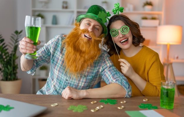 Coppia di famiglia felice che celebra il giorno di San Patrizio