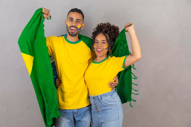 Coppia di fan afro del Brasile Celebrazione dei fan della coppia brasiliana Coppia di fan brasiliani vestiti per la Coppa del mondo 2022