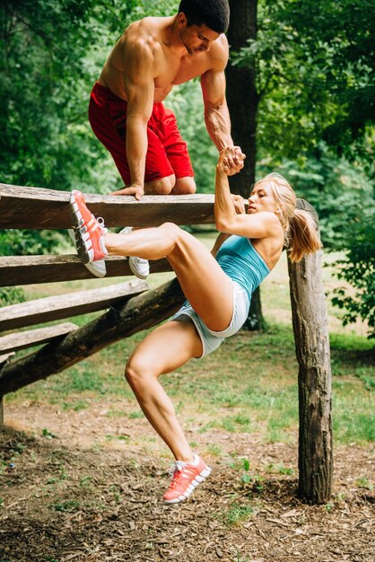 Coppia di fitness arrampicata sul percorso fitness