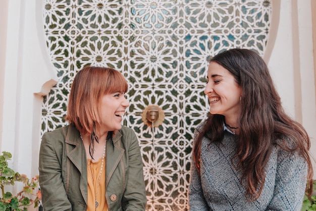 Coppia di giovani ragazze che si guardano con felicità