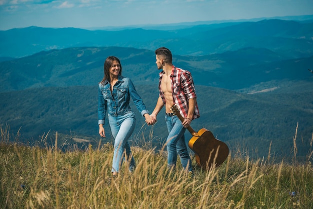 Coppia di giovani turisti amanti del campeggio coppia innamorati amanti turisti a piedi coppia di giovani turisti in viaggio...