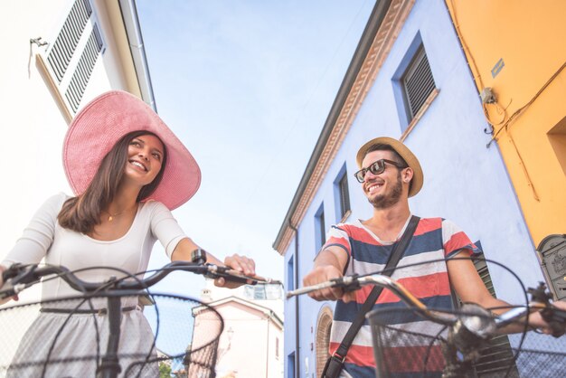 Coppia di hipster in bicicletta per le strade