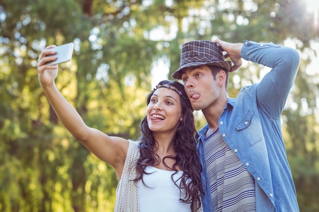 Coppia di hipster prendendo un selfie