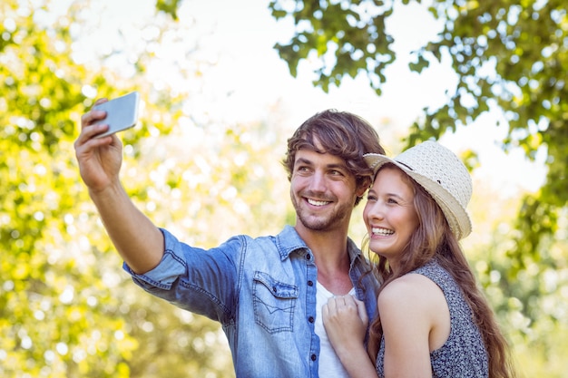 Coppia di hipster prendendo un selfie