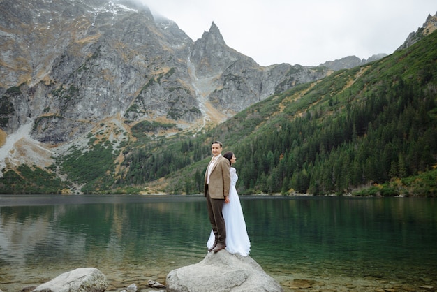 Coppia di innamorati al lago