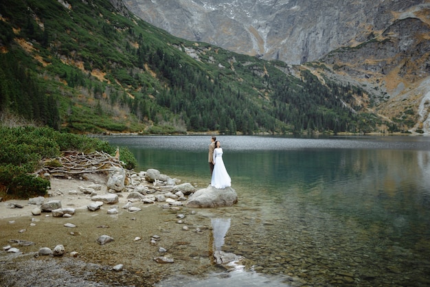 Coppia di innamorati al lago