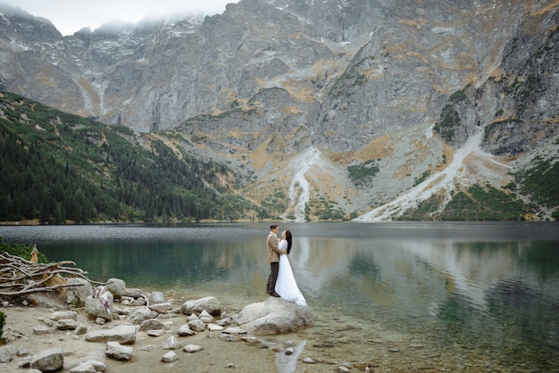 Coppia di innamorati al lago