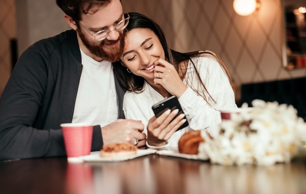 Coppia di innamorati che navigano sui social media durante l'appuntamento