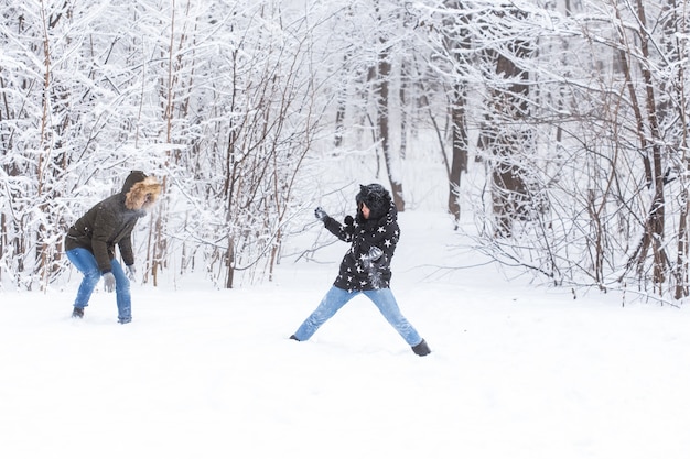 Coppia di innamorati che si divertono all'aperto nello snow park