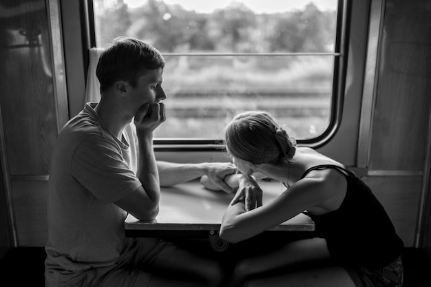 Coppia di innamorati che viaggiano in treno.