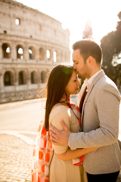 Coppia di innamorati di fronte al Colosseo a Roma, Italia