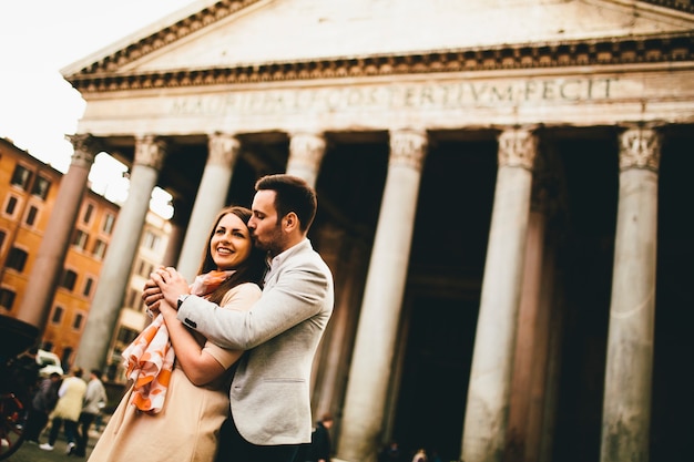 Coppia di innamorati di fronte al Pantheon a Roma