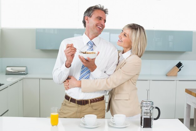 Coppia di innamorati facendo colazione in cucina