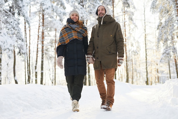 Coppia di innamorati godendo a piedi in inverno