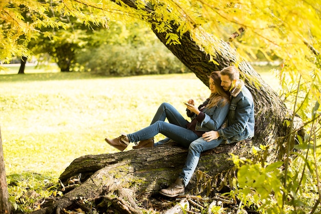 Coppia di innamorati in autunno parco