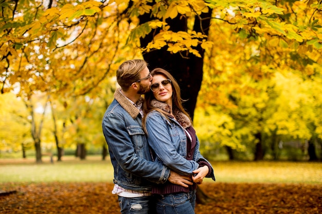 Coppia di innamorati in autunno parco