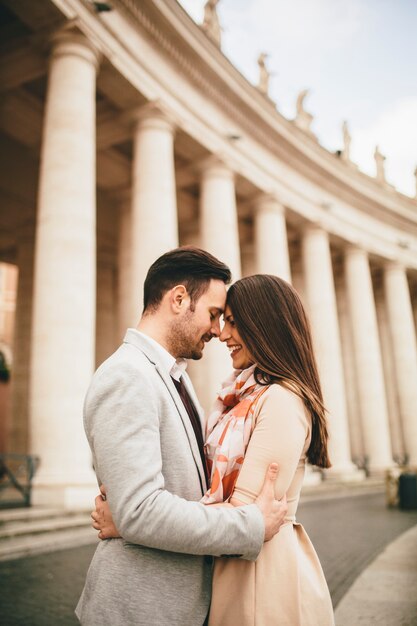 Coppia di innamorati in Piazza San Pietro in Vaticano