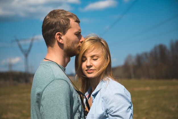 coppia di innamorati in piedi insieme in campo aperto, romanticismo e stile di vita storia d'amore