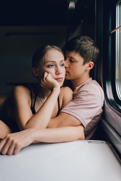 Coppia di innamorati in treno