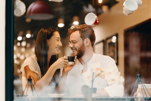 Coppia di innamorati in una caffetteria