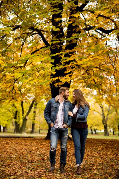 Coppia di innamorati nel parco in autunno