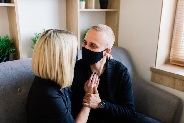 Coppia di innamorati nella caffetteria con maschera facciale durante la quarantena covid