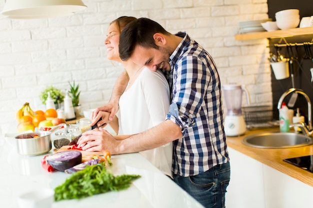 Coppia di innamorati prepara cibo sano