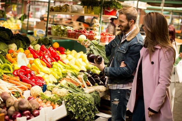 Coppia di innamorati sul mercato