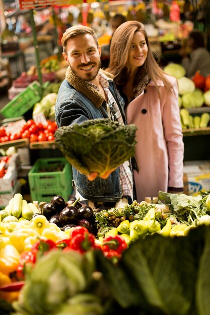 Coppia di innamorati sul mercato