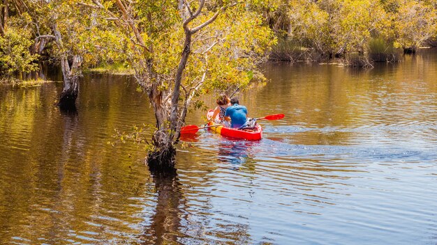 Coppia di kayak sul fiume