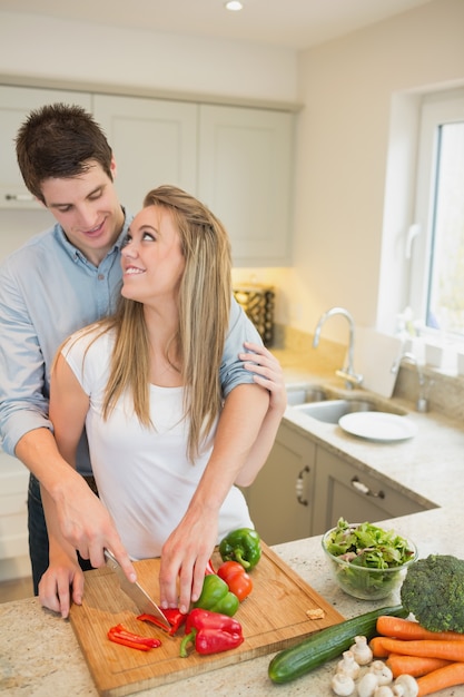 Coppia di lavoro in cucina insieme