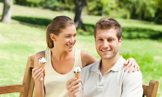 Coppia di mangiare un gelato nel parco