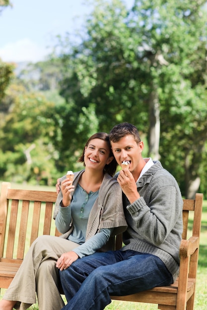 Coppia di mangiare un gelato