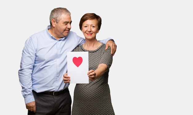 Coppia di mezza età festeggia il giorno di San Valentino