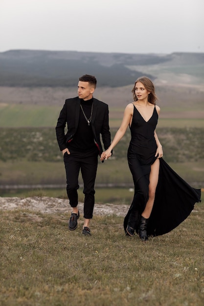 coppia di moda in abito nero e abito