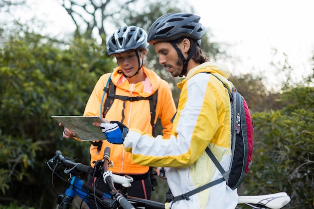 Coppia di motociclisti guardando una mappa