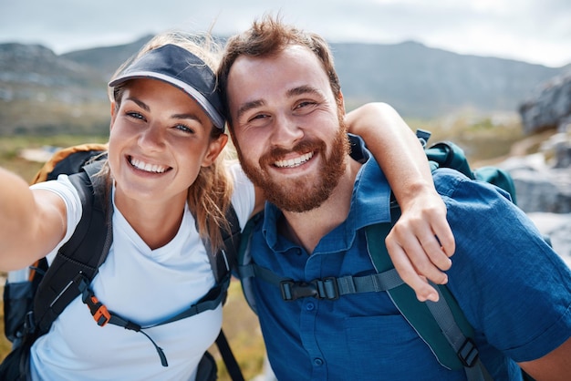 Coppia di natura e ritratto di selfie escursionistico con sorriso per un'avventura divertente e uno stile di vita salutare in Messico Trekking in montagna e persone all'aperto che si incontrano insieme godono di una felice fotografia dello zaino